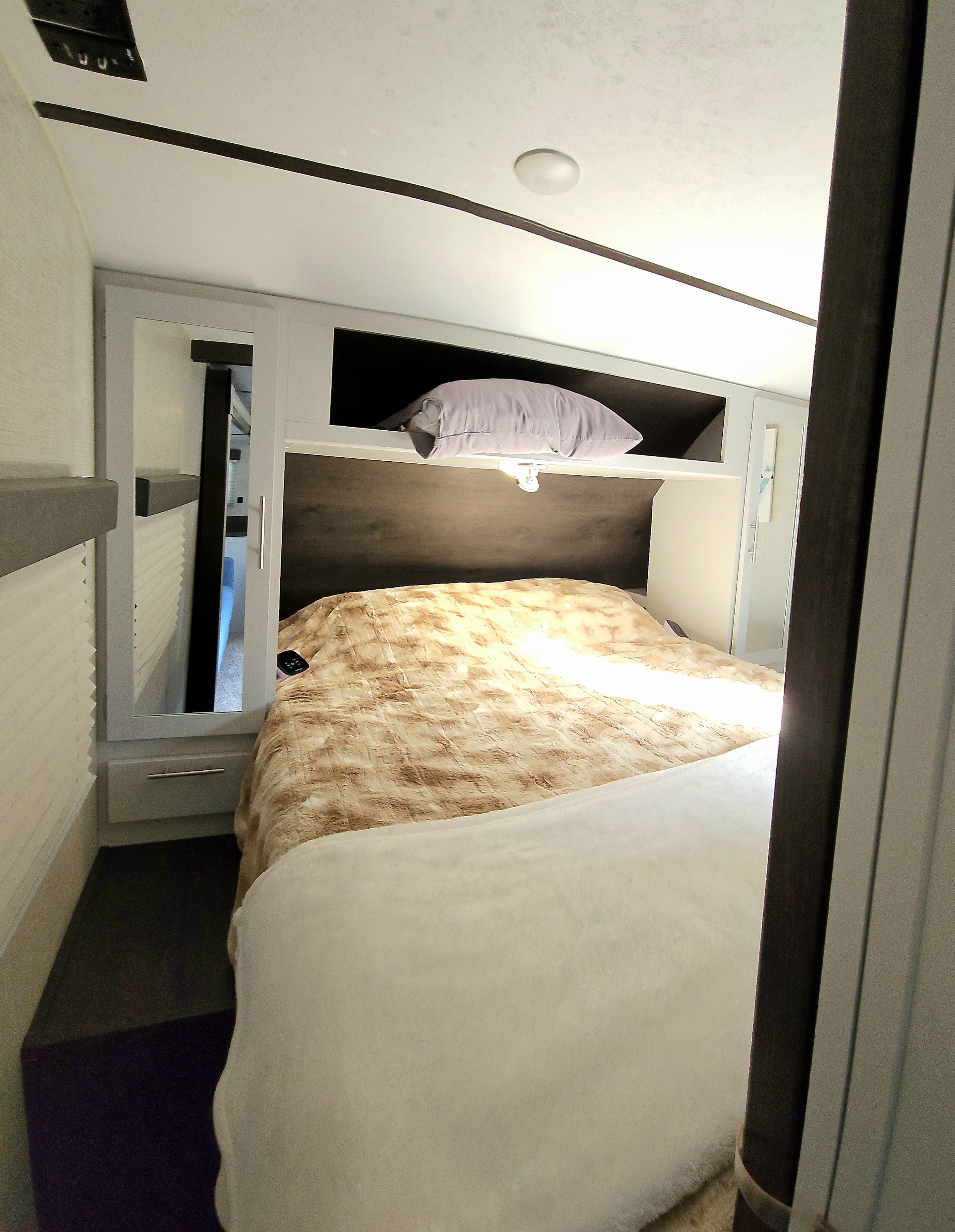 Wanderer - 30ft 2-slide Roomy couples/small family suite. Sleeps 5, Dry camping friendly