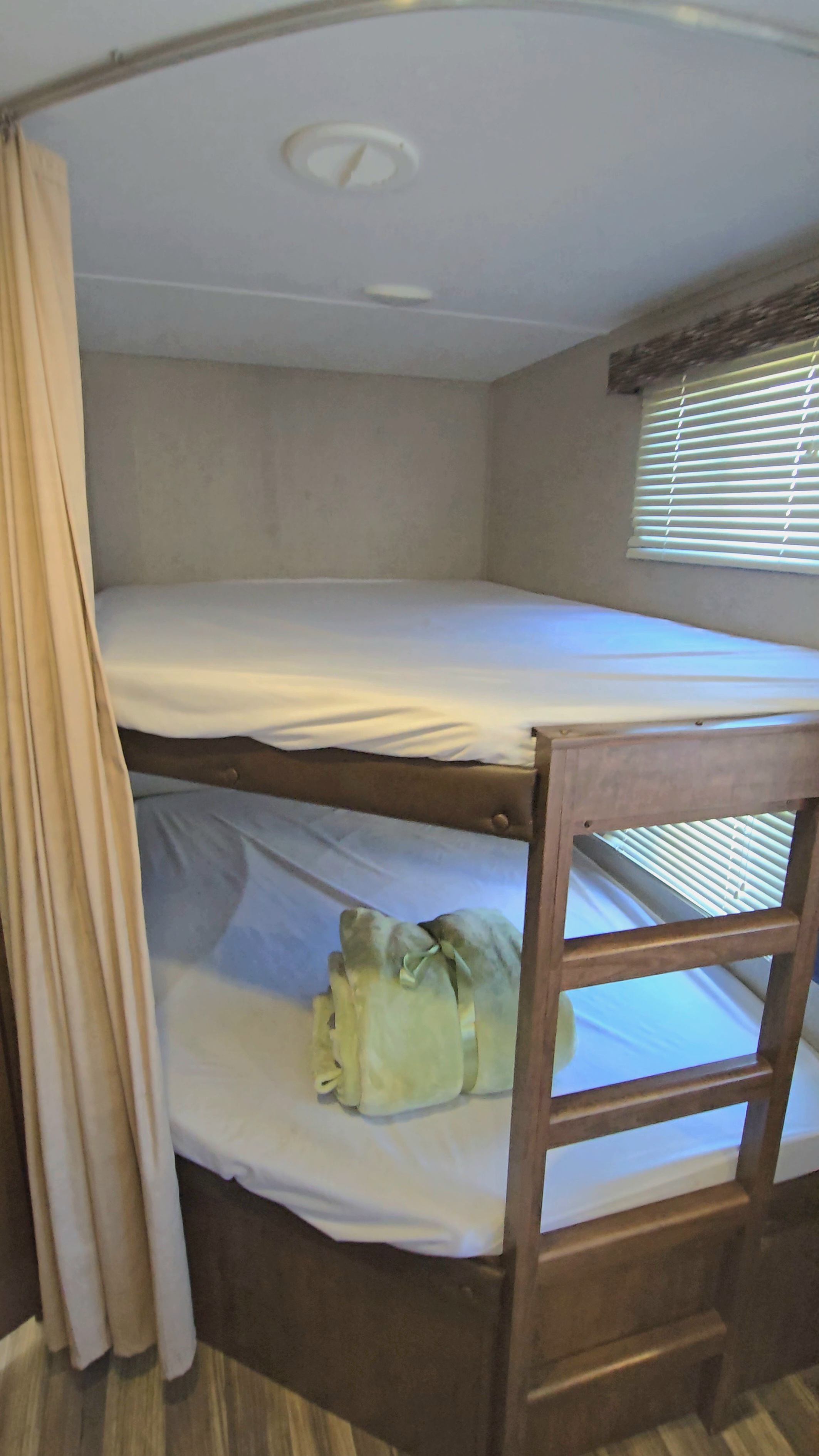  Basecamp Hideout - 30 ft 1 slide bunkhouse, sleeps 8