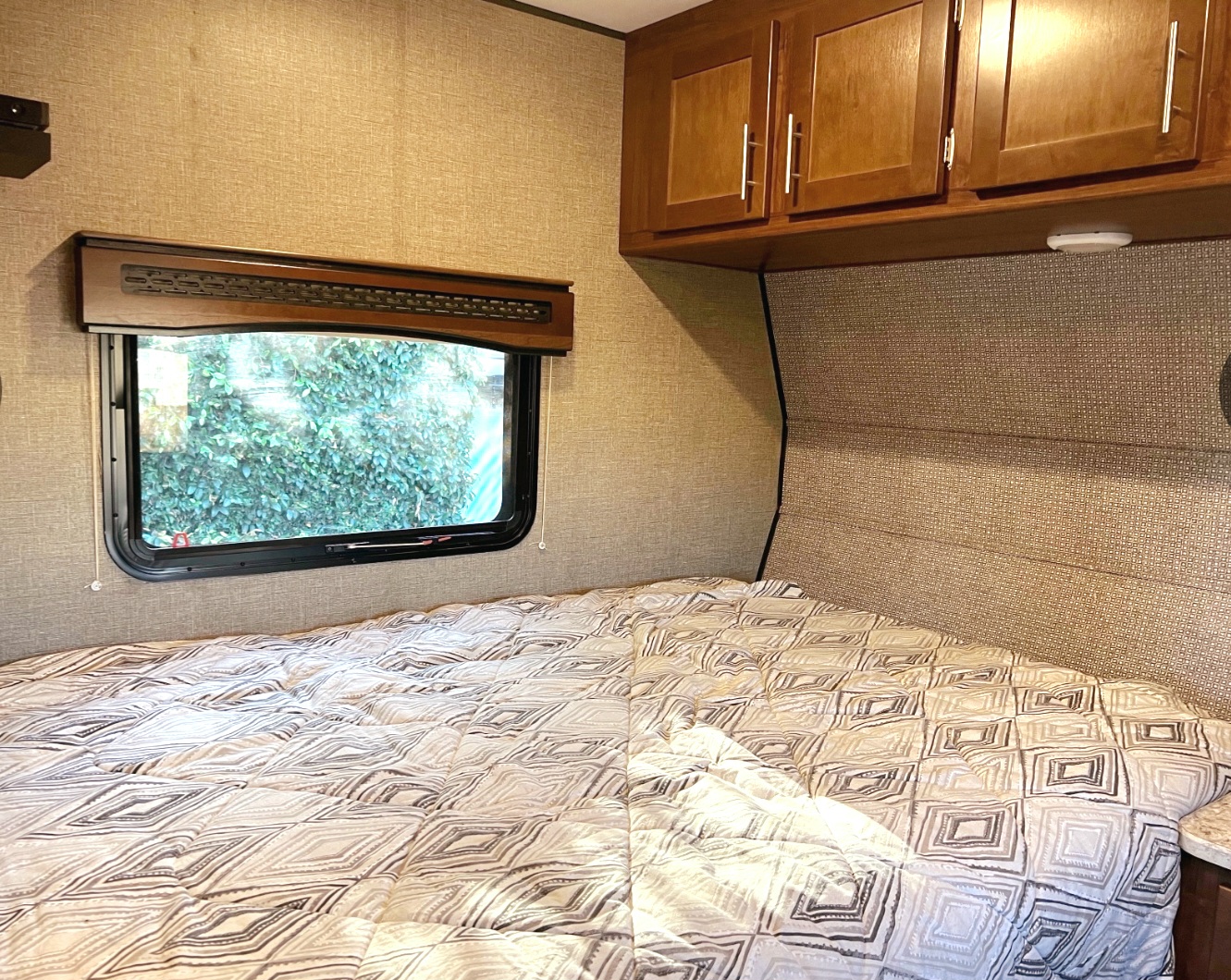 Retro Explorer: 22 ft travel trailer, Sleeps 4 with private bedroom